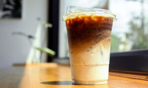 Street Food Es Kopi Susu Gula Aren: Minuman Favorit Anak Muda